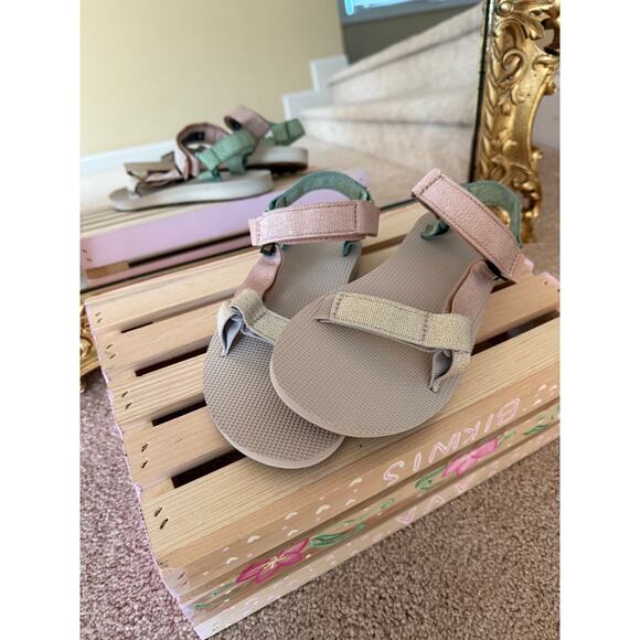 Teva Women's Sandals - Size 7 - Like New Condition - Picture 2 of 7